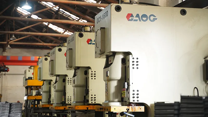 ورشة صب القوالب بالضغط